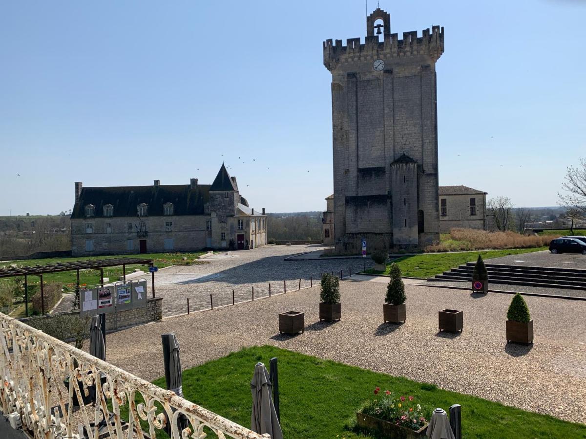 Appartement Face Au Donjon Pons Kültér fotó