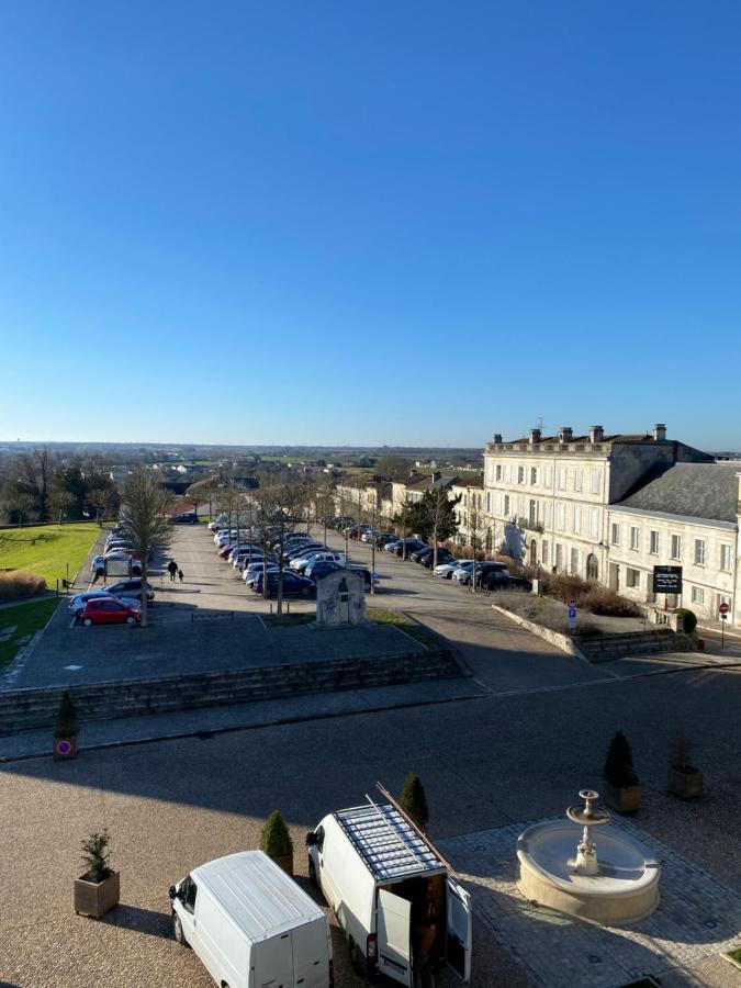 Appartement Face Au Donjon Pons Kültér fotó
