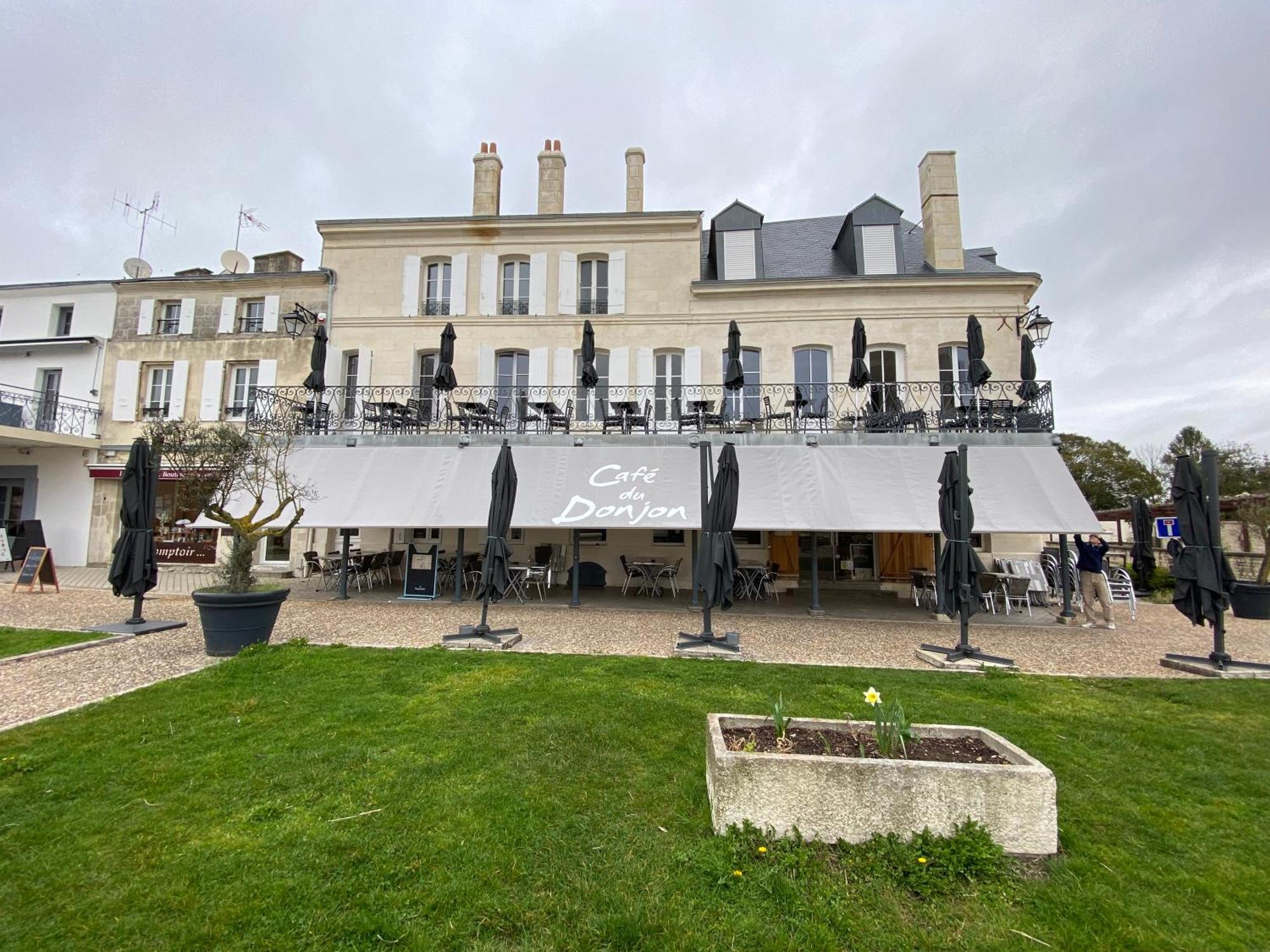 Appartement Face Au Donjon Pons Kültér fotó